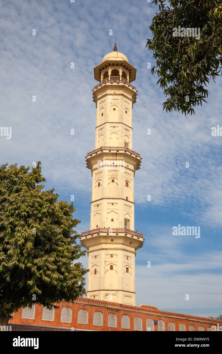 Jaipur, Rajasthan, India. Ishwar Lat o Swargasuli torre, costruita per commemorare una vittoria militare nel XVIII secolo. Foto Stock