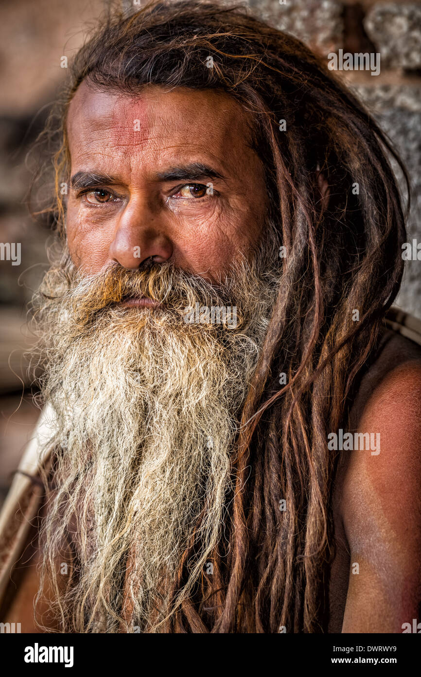 Un Sadhu, santo uomo, tempio di Pashupatinath, Kathmandu, Nepal Foto Stock
