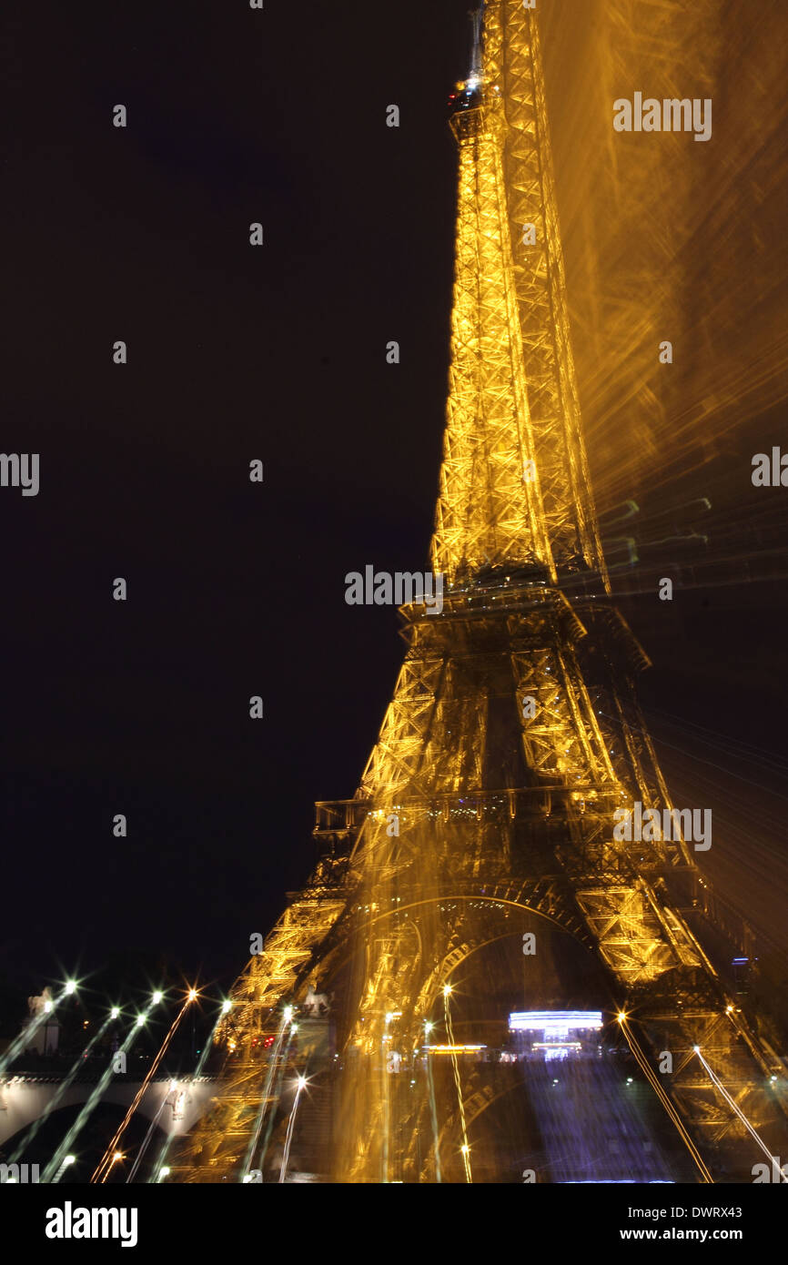 Parigi Torre Eiffel, luci della notte Foto Stock