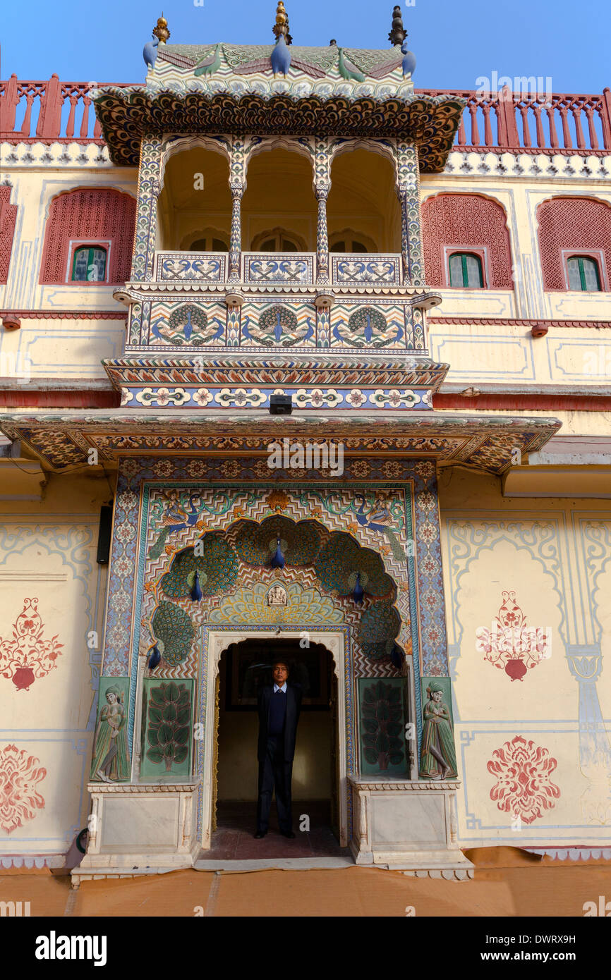 Jaipur, Rajasthan, India. Peacock Gate nel cortile interno della città di Jaipur Palace, dedicato al signore Vishnu. Foto Stock