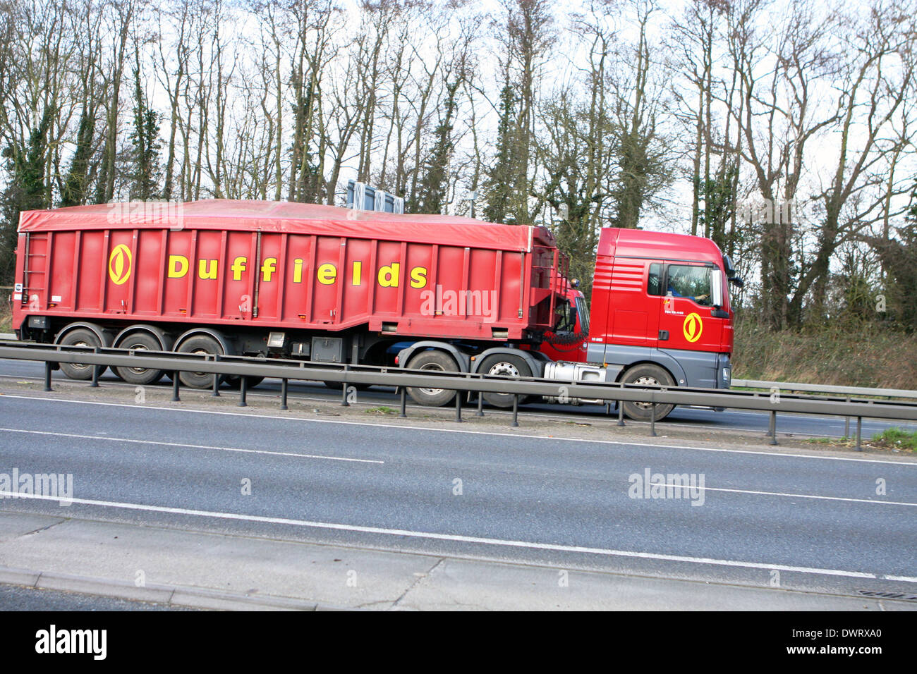 Un autocarro articolato che viaggiano lungo la A12 strada in Essex, Inghilterra Foto Stock