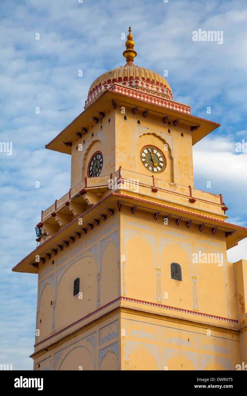 Jaipur, Rajasthan, India. Palazzo di città Torre dell Orologio dal cortile. Foto Stock