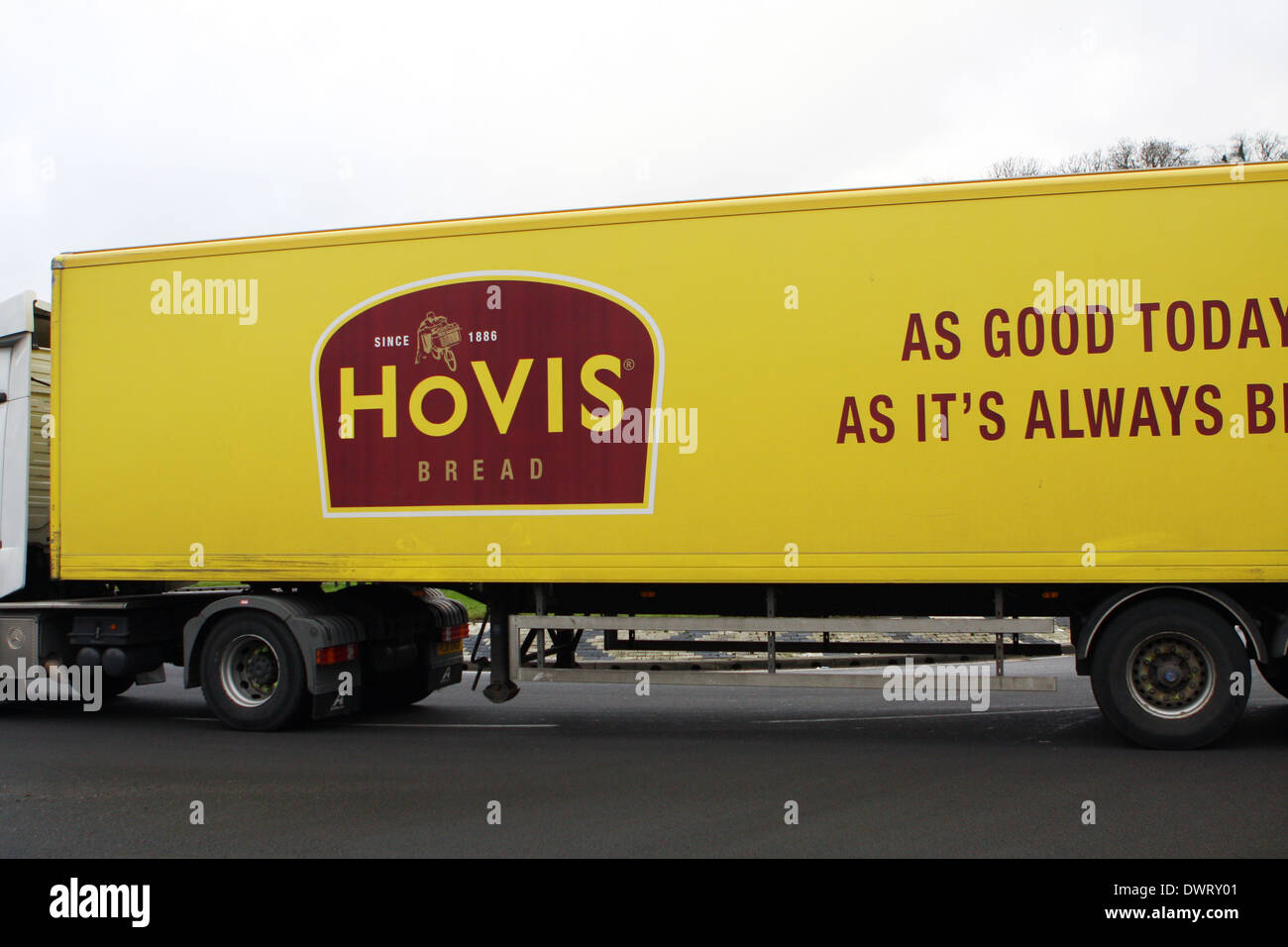 Vista laterale di un articolato Hovis ha il carrello viaggia intorno ad una rotonda a Coulsdon, Surrey, Inghilterra Foto Stock