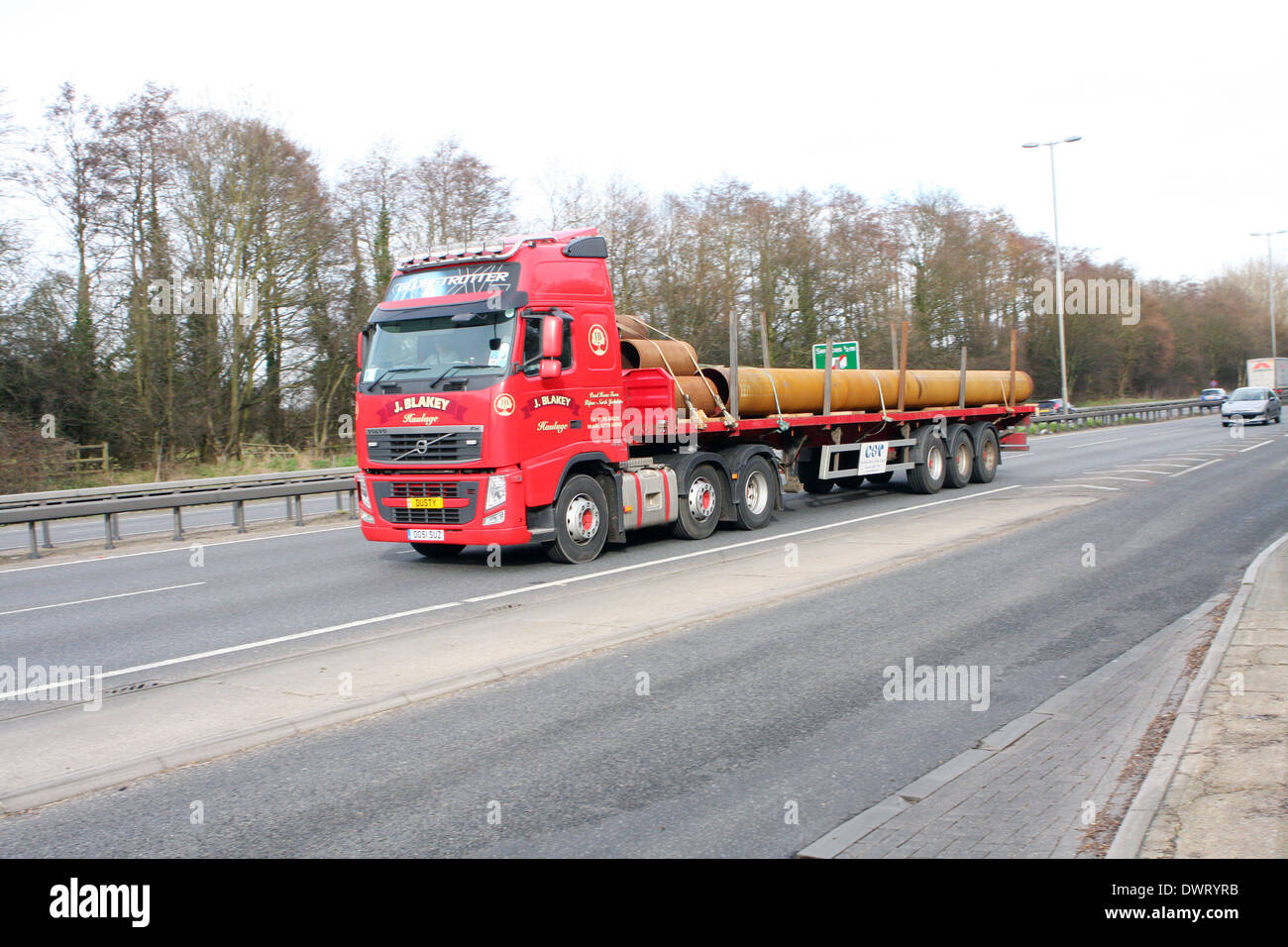 Un autocarro articolato che viaggiano lungo la A12 strada in Essex, Inghilterra Foto Stock