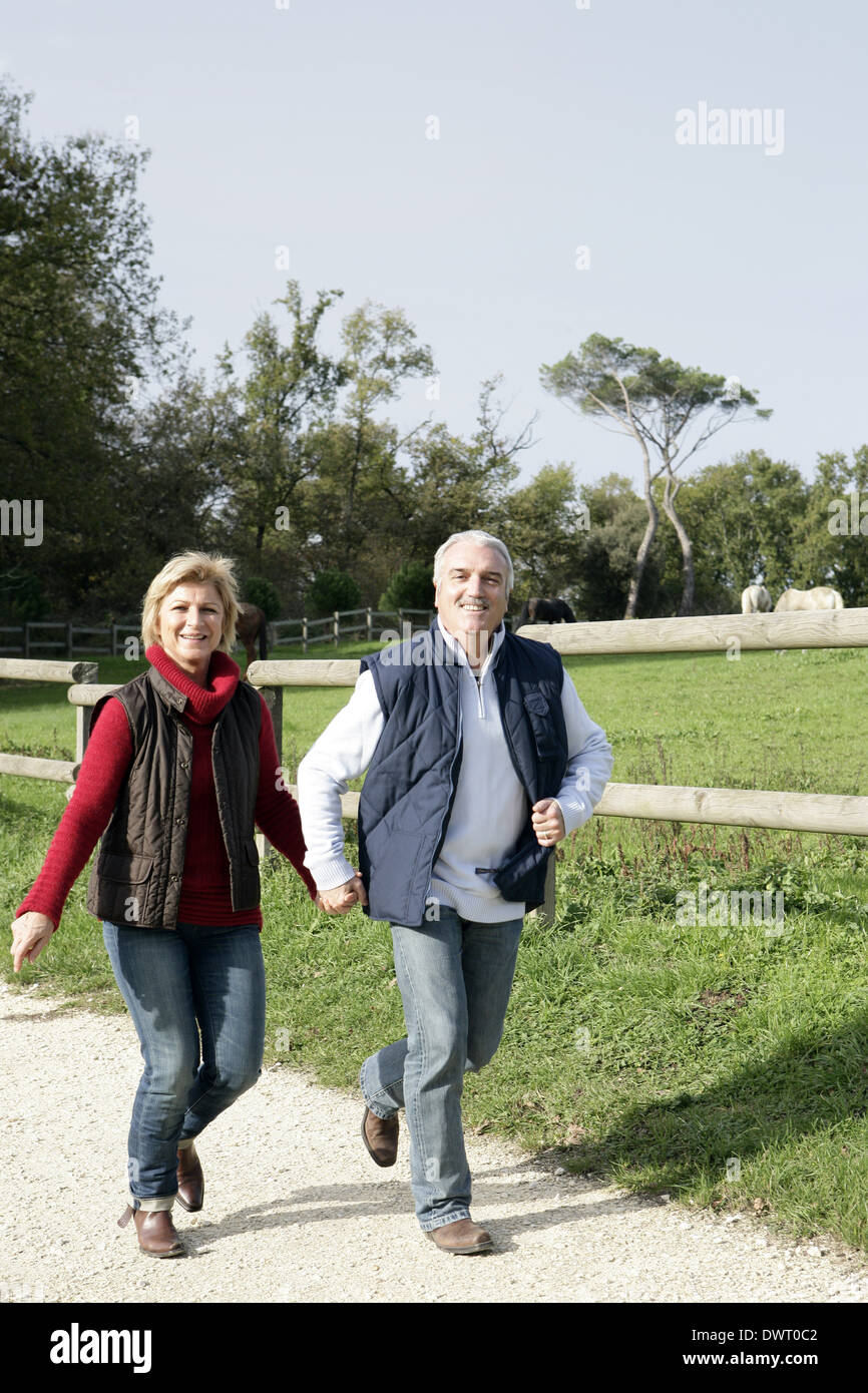Di mezza età giovane facendo una passeggiata Foto Stock