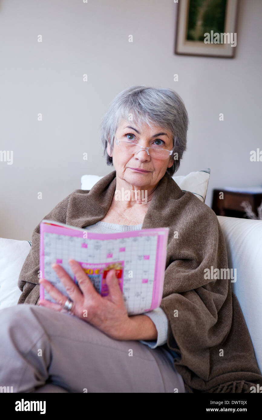 Persona anziana facendo cr-parola puzzle Foto Stock