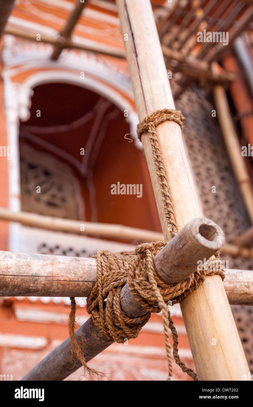 Jaipur, Rajasthan, India. Cavo di fibra di bambù di legatura impalcature in luogo. Foto Stock