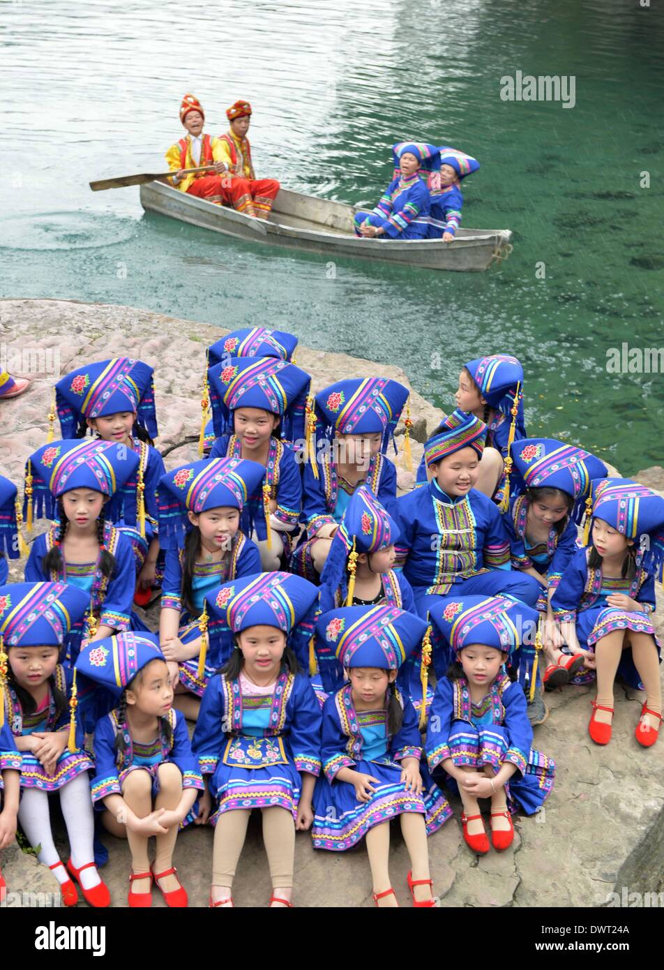 Wuming cinese di Guangxi Zhuang Regione autonoma. 13 Mar, 2014. Le ragazze di Zhuang gruppo etnico cantare folk song a Lingshui scenic area di Wuming County, a sud della Cina di Guangxi Zhuang Regione autonoma, 13 marzo 2014. I Cantori di Zhuang gruppo etnico in Wuming County hanno messo in pratica di canti popolari e canzoni antiphonal per salutare la venuta di una tradizionale canzone folk fiera, che si terrà dal 1 Aprile al 7 di quest'anno. © Zhou Hua/Xinhua/Alamy Live News Foto Stock