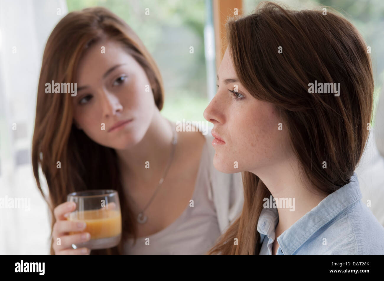 Adolescente in ambienti interni Foto Stock