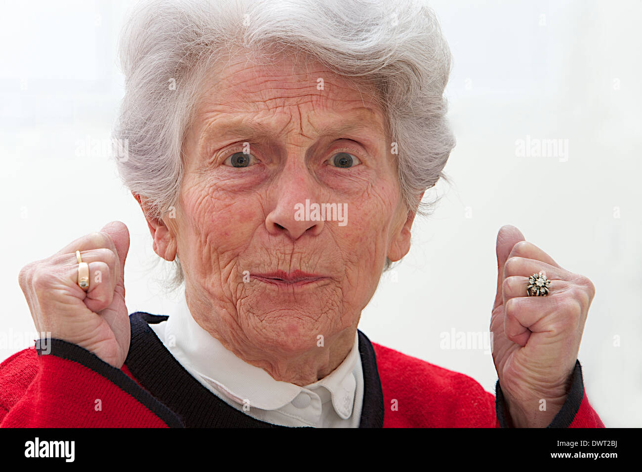 Arrabbiato donna anziana Foto Stock