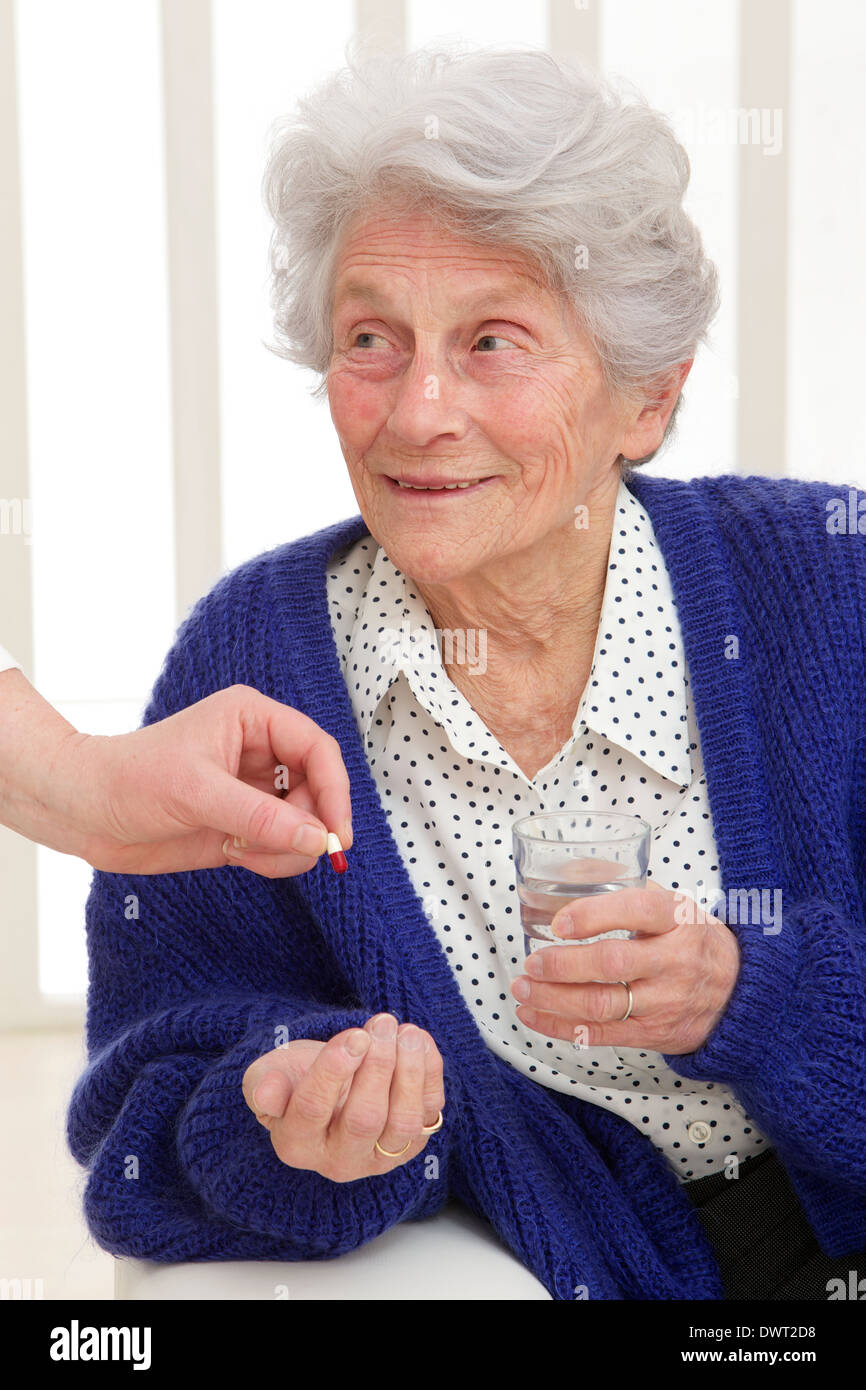 Persona anziana e la somministrazione dei farmaci Foto Stock