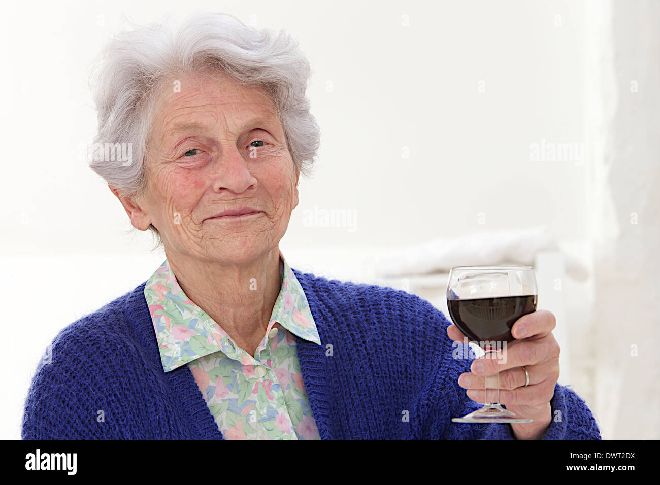 Persona anziana e bere Foto Stock