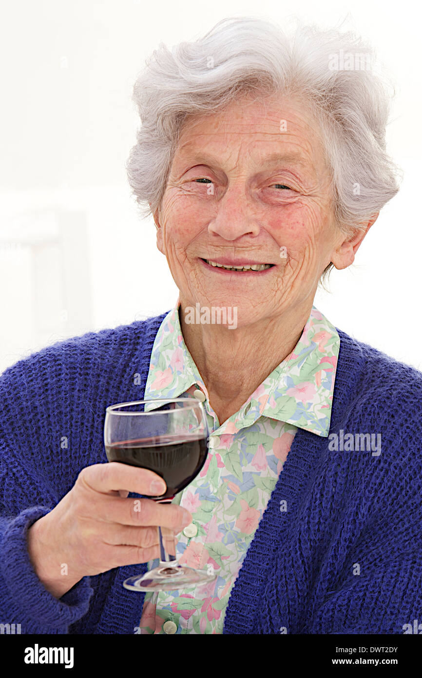 Persona anziana e bere Foto Stock
