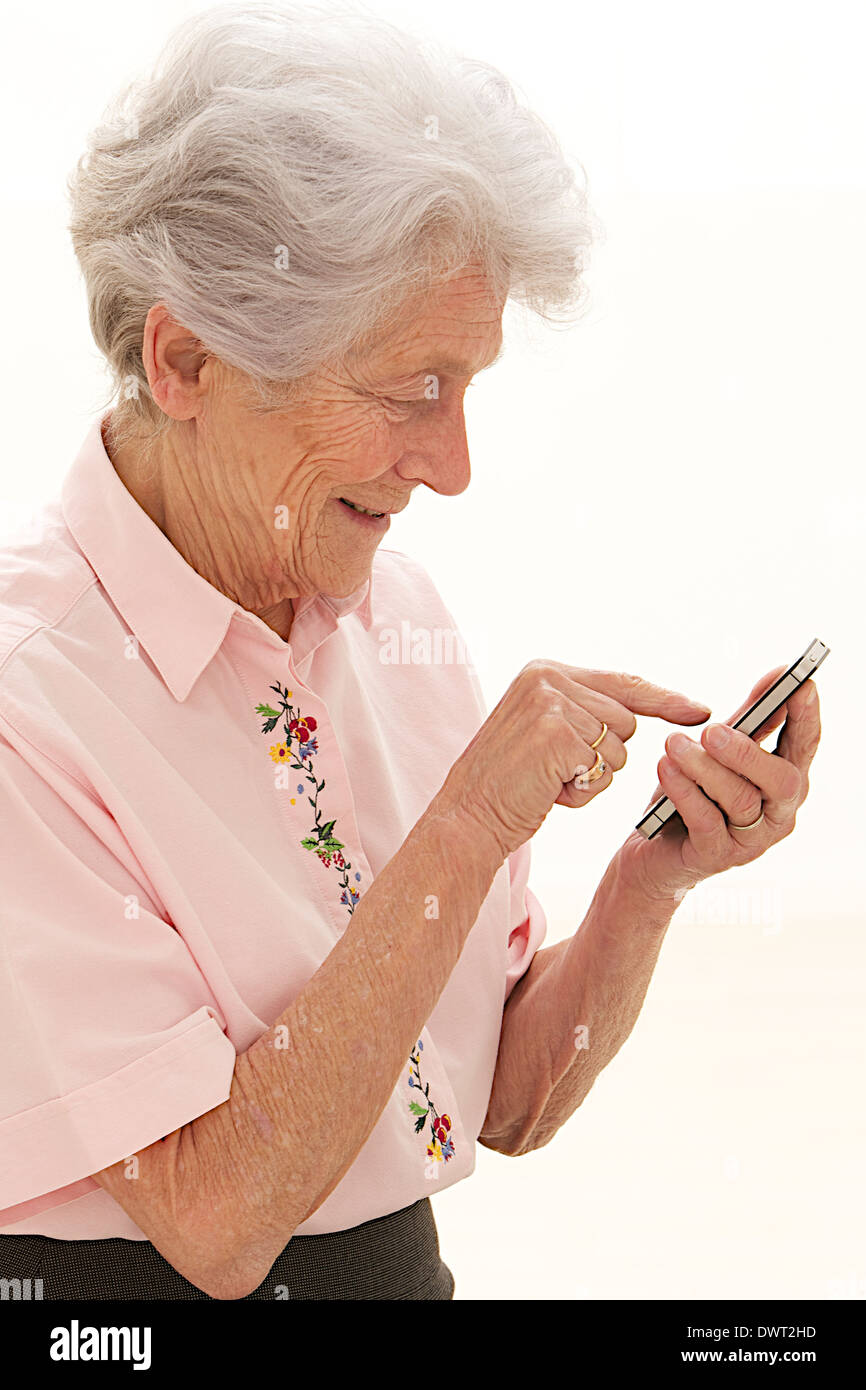 Persona anziana sul telefono Foto Stock
