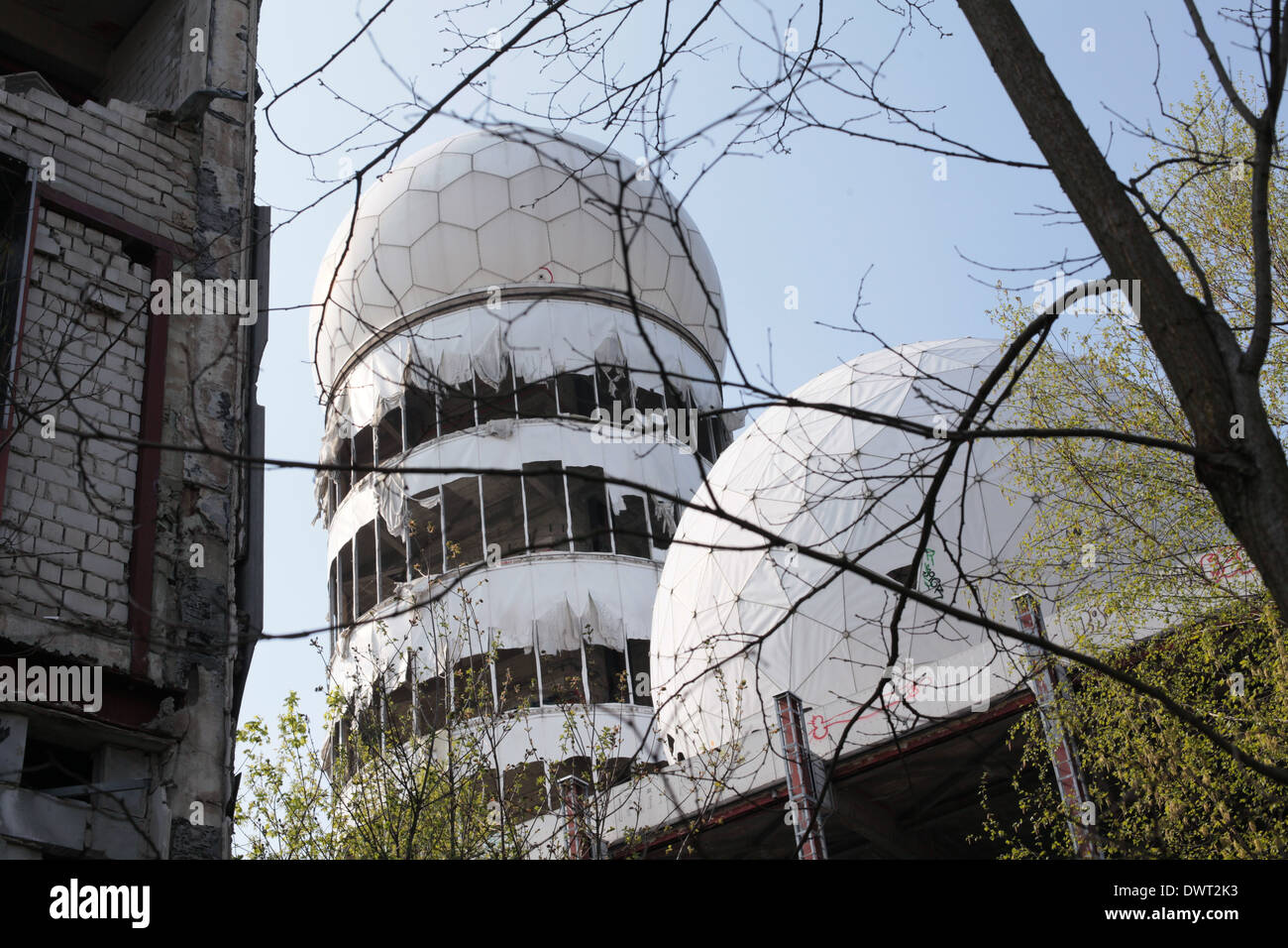 La cupola di ricetrasmissione della guerra fredda NSA (National Security Agency) spy post ascolto in cima Teufelsberg Hill, Berlino Foto Stock