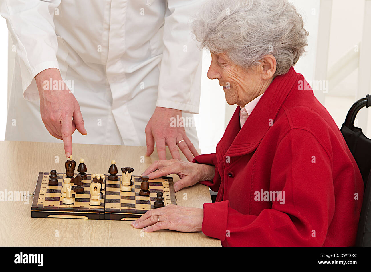 Gli anziani giocare a scacchi Foto Stock