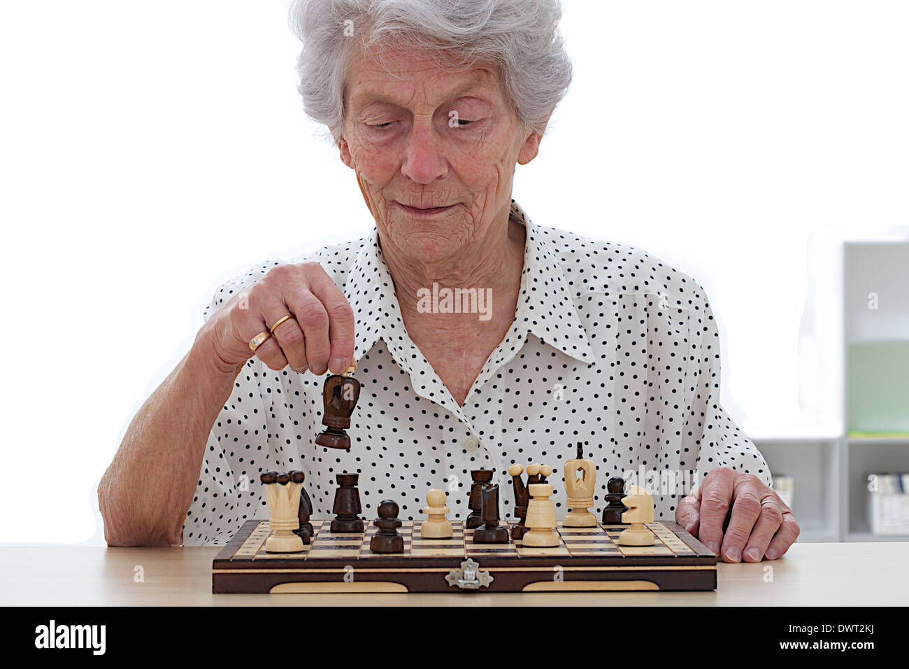 Gli anziani giocare a scacchi Foto Stock