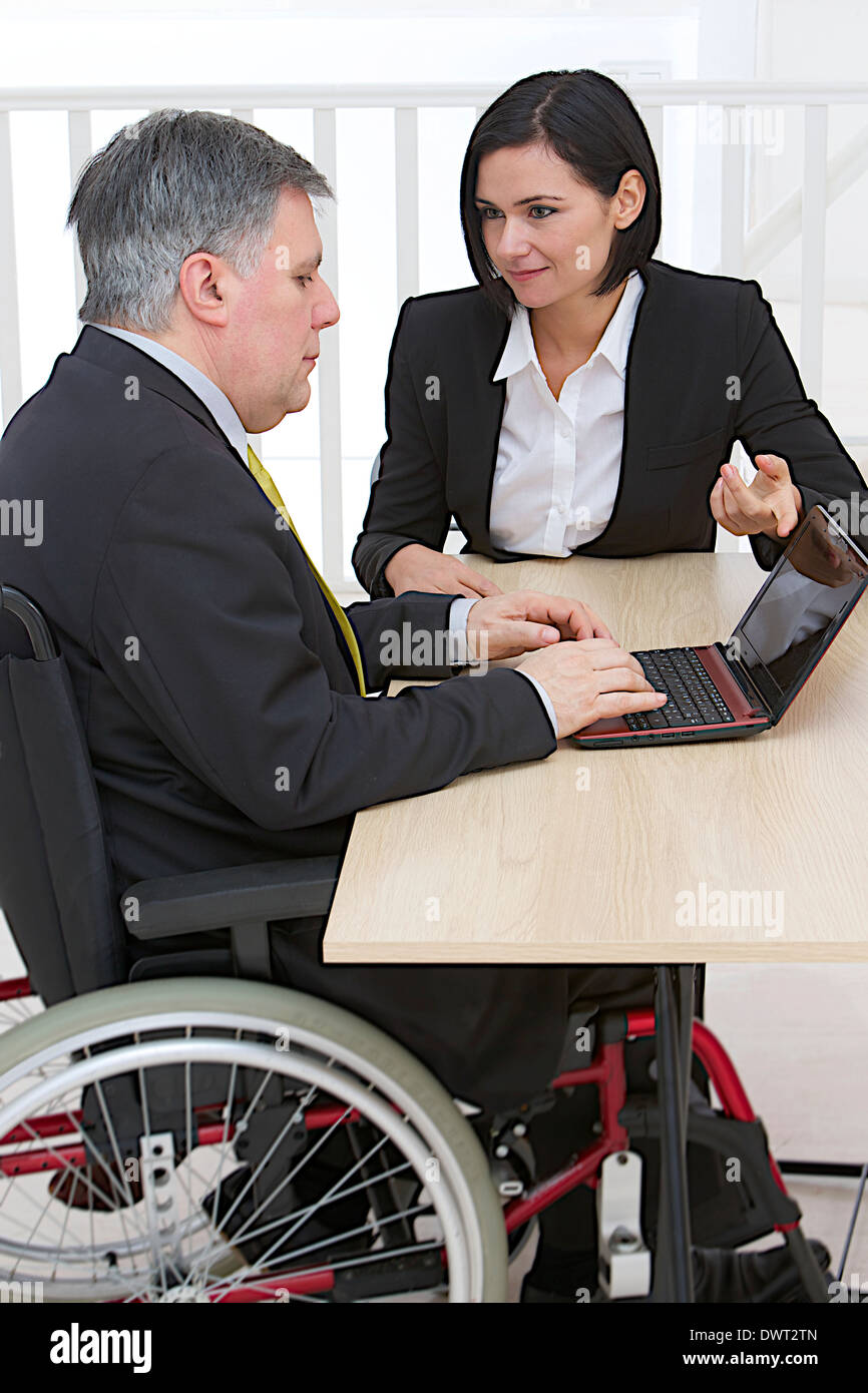 Persona con handicap a lavorare Foto Stock