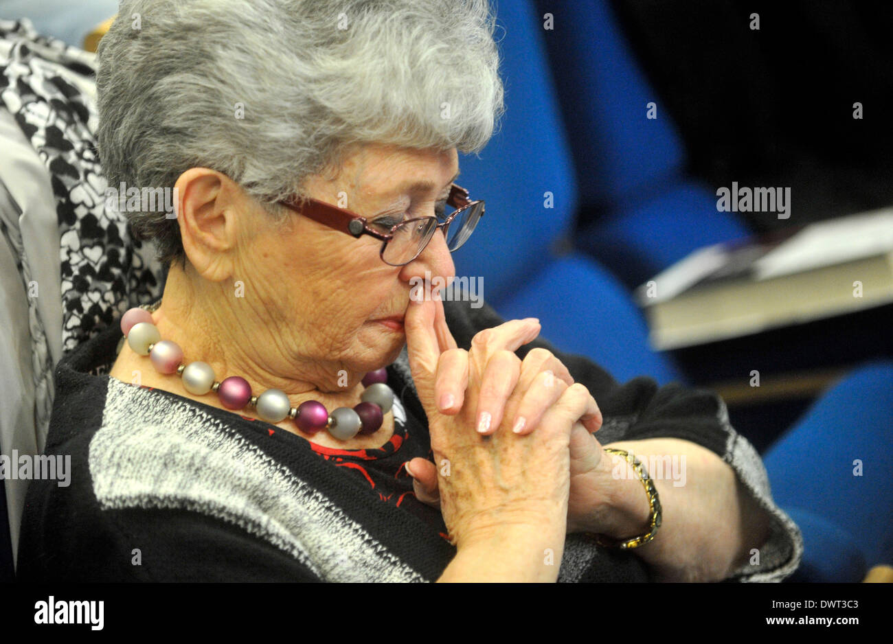 Pardubice, Pardubice. 13 Mar, 2014. Ebreo-nato Milena Grenfell-Baines, che era stato salvato da Nicholas Winton nel 1939, è visto durante un ricordo di un destino di ceco bambini ebrei in Gran Bretagna, in auditorium della Università di Pardubice, Pardubice, Repubblica ceca, 13 marzo 2014. © Josef Vostarek/CTK foto/Alamy Live News Foto Stock