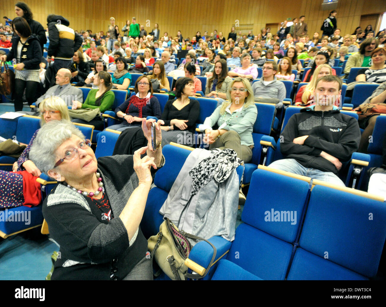Pardubice, Pardubice. 13 Mar, 2014. Ebreo-nato Milena Grenfell-Baines (sinistra), che era stato salvato da Nicholas Winton nel 1939, è visto durante un ricordo di un destino di ceco bambini ebrei in Gran Bretagna, in auditorium della Università di Pardubice, Pardubice, Repubblica ceca, 13 marzo 2014. © Josef Vostarek/CTK foto/Alamy Live News Foto Stock