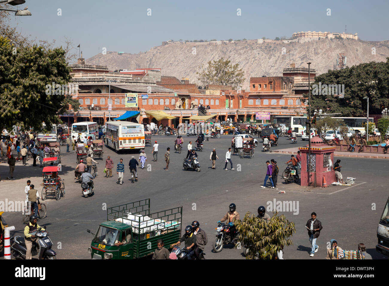 Jaipur, Rajasthan, India. A metà giornata il traffico nel centro di Jaipur. Nahargarh Fort sulla collina nel Distrance. Foto Stock