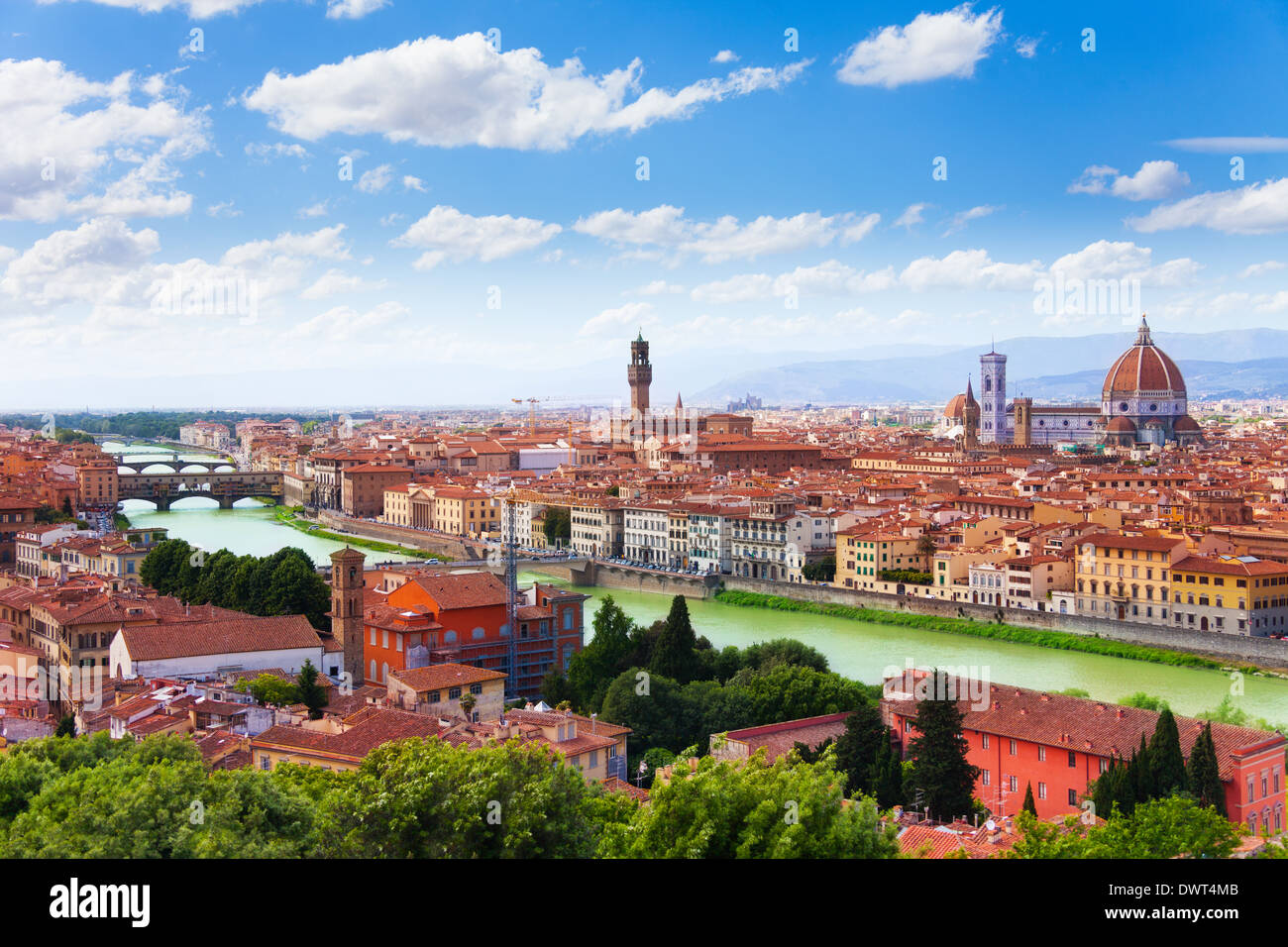 Fiume Arno e panorama di Firenze con il famoso Ponte delle Torri e la cattedrale Foto Stock