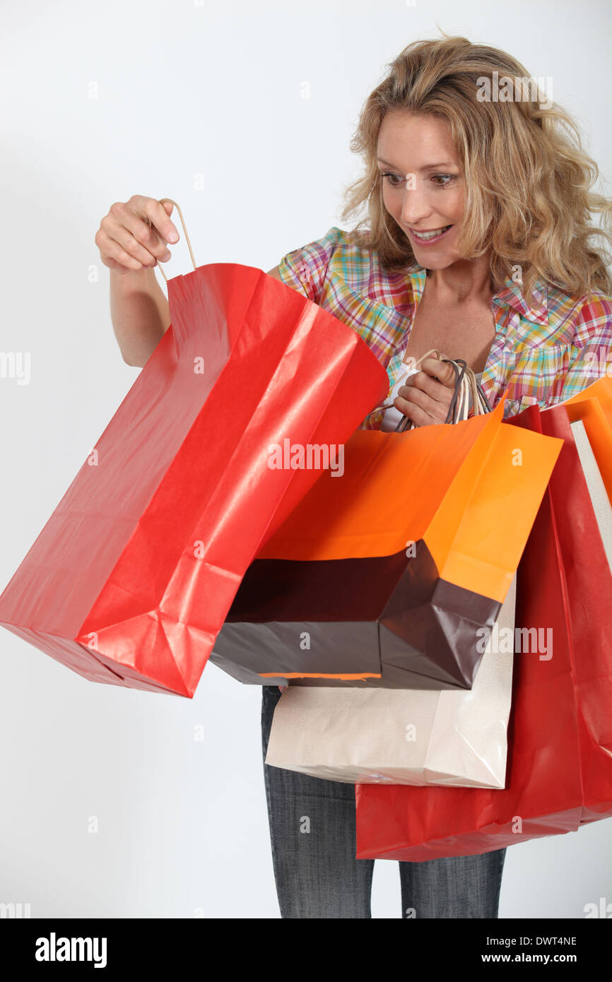 Donna felice con gli acquisti Foto Stock