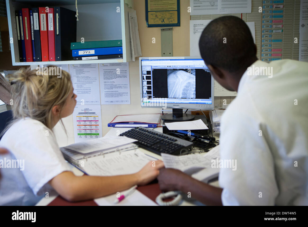 Medico in ospedale Foto Stock