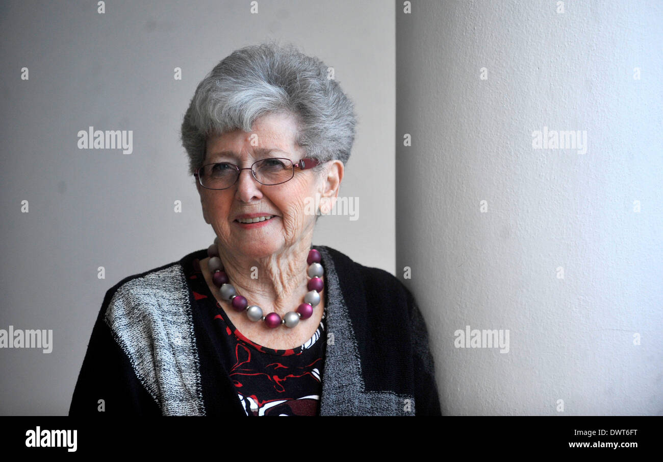 Ebreo-nato Milena Grenfell-Baines, che era stato salvato da Nicholas Winton nel 1939, è visto durante un ricordo di un destino di ceco bambini ebrei in Gran Bretagna, in auditorium della Università di Pardubice, Pardubice, Repubblica ceca, 13 marzo 2014. (CTK foto/Josef Vostarek) Foto Stock