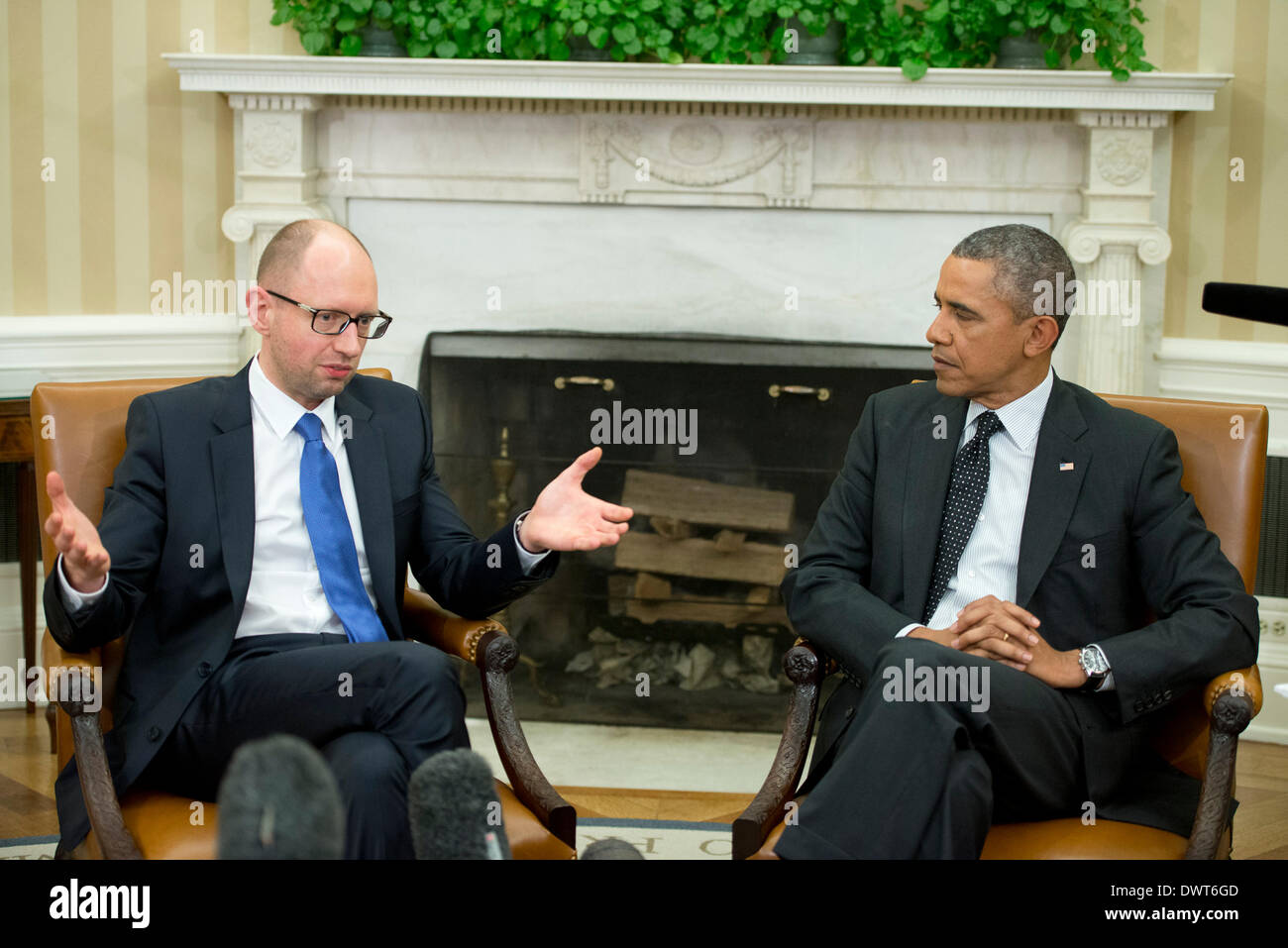 Washington DC, Stati Uniti d'America. Xii Marzo 2014. Il Presidente degli Stati Uniti Barack Obama, destra, incontra il Primo Ministro Arseniy Yatsenyuk dell'Ucraina, sinistra, nell'Ufficio Ovale della Casa Bianca a Washington DC su Mercoledì, 12 marzo 2014. Credito: Ron Sachs/Piscina via CNP - nessun filo servizio/dpa/Alamy Live News Foto Stock