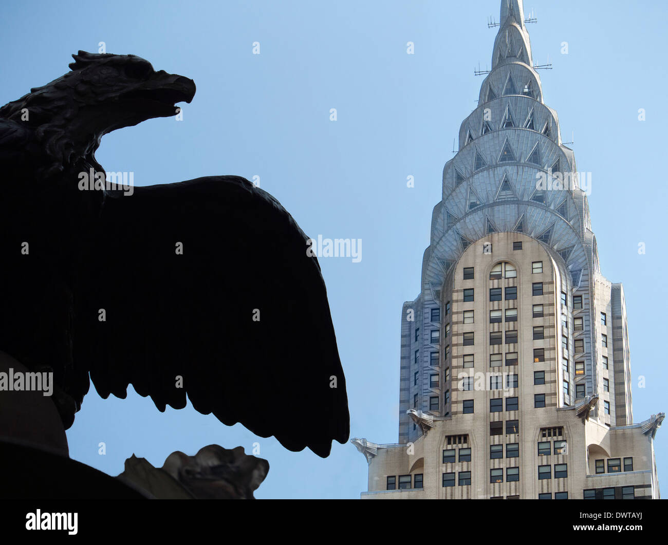Il Chrysler Building e Eagle in cima alla Grand Central Station New York STATI UNITI D'AMERICA Foto Stock