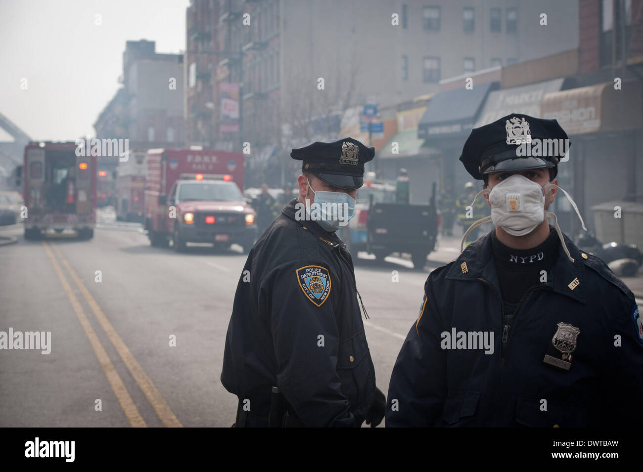 Manhattan, New York, Stati Uniti d'America. Xii Mar, 2014. I vigili del fuoco, polizia e altri primi soccorritori sono sulla scena di un crollo dell'edificio all'angolo di Park Avenue e 116Street, Mercoledì, 12 marzo 2014. Almeno una persona è riportato morto. Credito: Bryan Smith/ZUMAPRESS.com/Alamy Live News Foto Stock