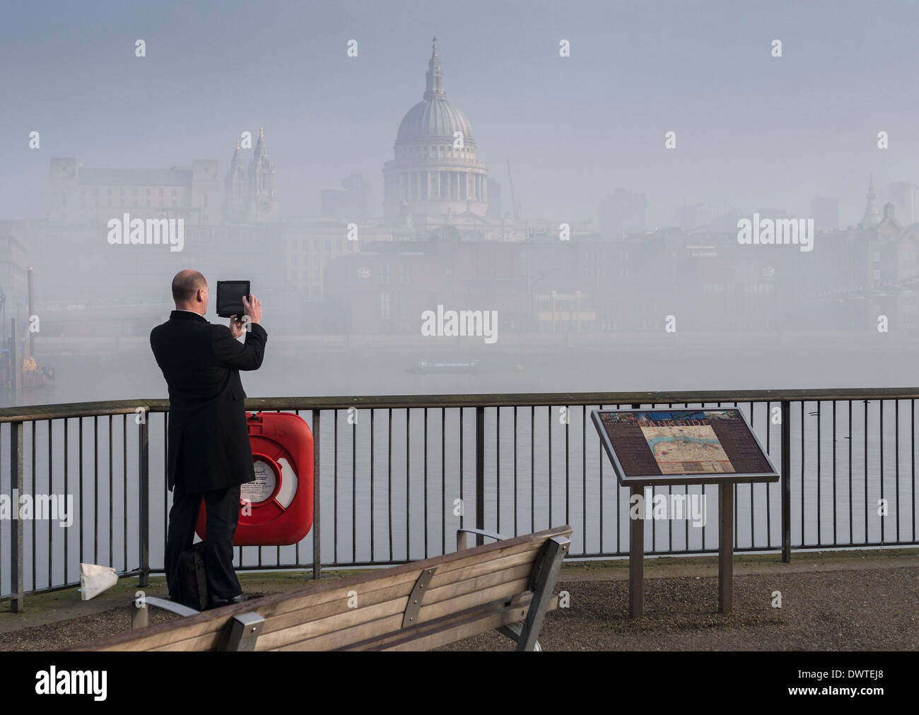 Lo skyline della città che scompare in questa mattina nebbia pesante e rende i " commuters " frusta fuori i loro telefoni con fotocamera sul modo di lavorare per catturare la skyline di Londra che era nascosto dalla nebbia Foto Stock