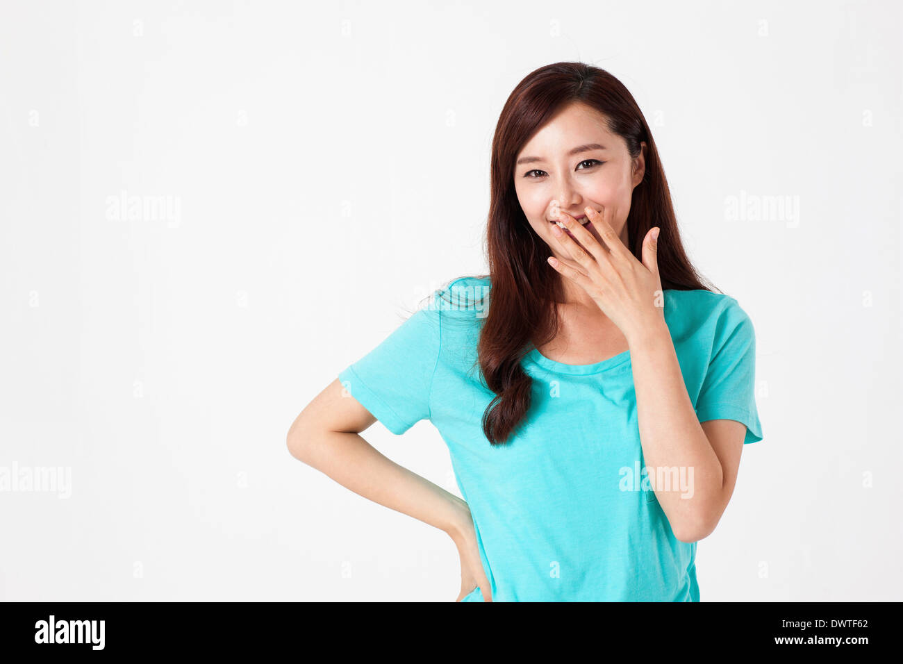 Una donna con una maglietta blu in posa Foto Stock