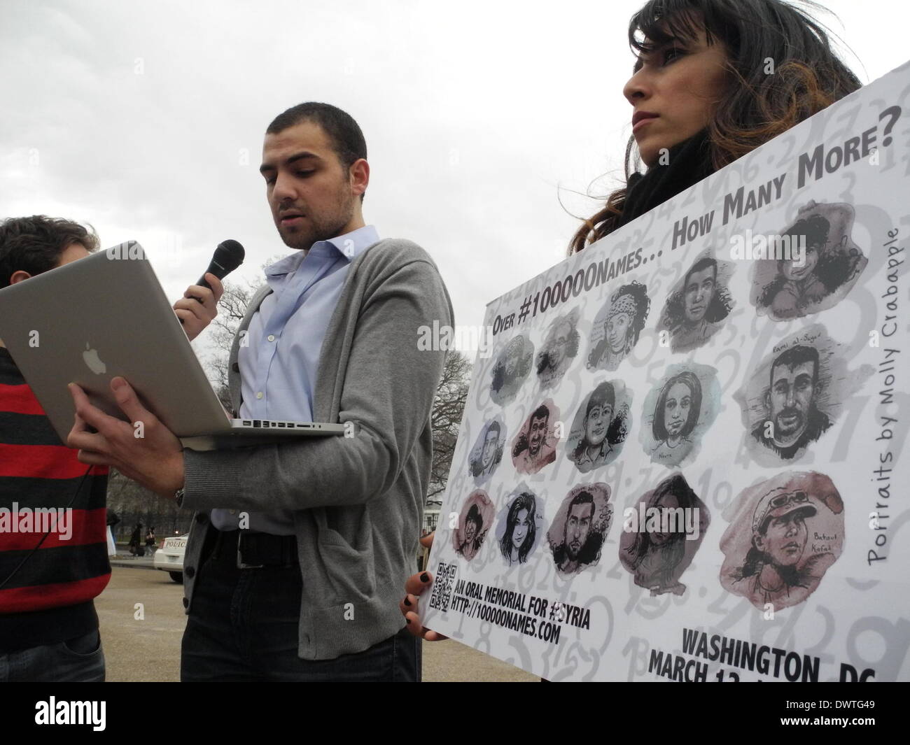 Washington, Stati Uniti d'America. Xii Mar, 2014. Un dimostratore (L), attivista Qutaiba Idlbi (M) e l'iniziatore Lina Sergie (R) leggere un elenco di 100.000 vittime del conflitto della Siria di fronte alla Casa Bianca di Washington, USA, 12 marzo 2014. Gli attivisti di pace di leggere i nomi di vicitms davanti alla Casa Bianca per tre giorni. Foto: Jan Frankowski/dpa/Alamy Live News Foto Stock