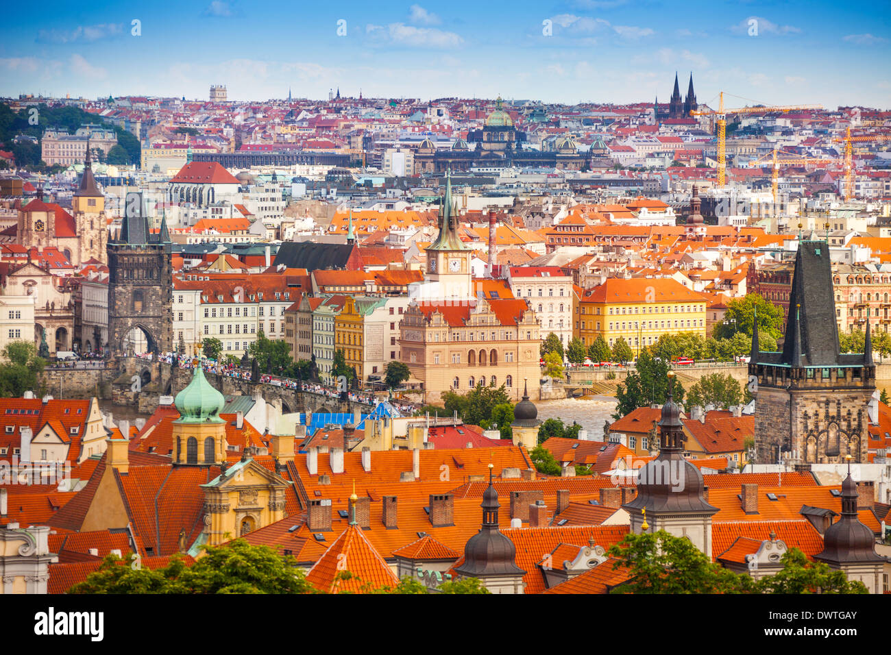 Panoraa del centro di Praga con tetti rossi e Charles Bridge towers Foto Stock