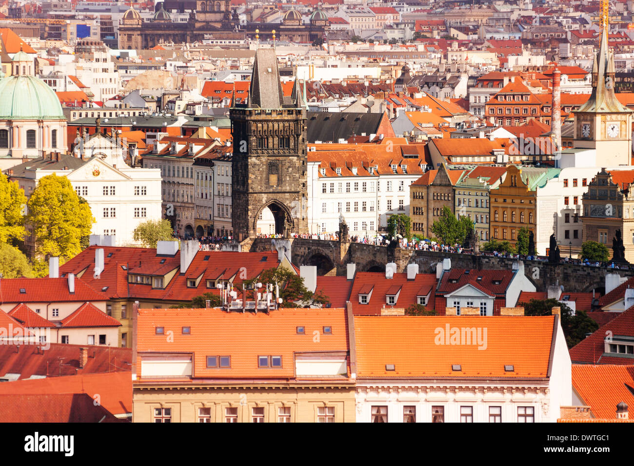 Panoraa del centro di Praga con tetti rossi e Charles bridge over Vlatava Foto Stock