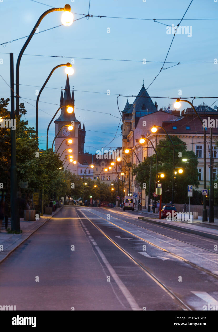 Centro di Praga via Krizovnicka al crepuscolo con strade lampade su in estate senza traffico Foto Stock