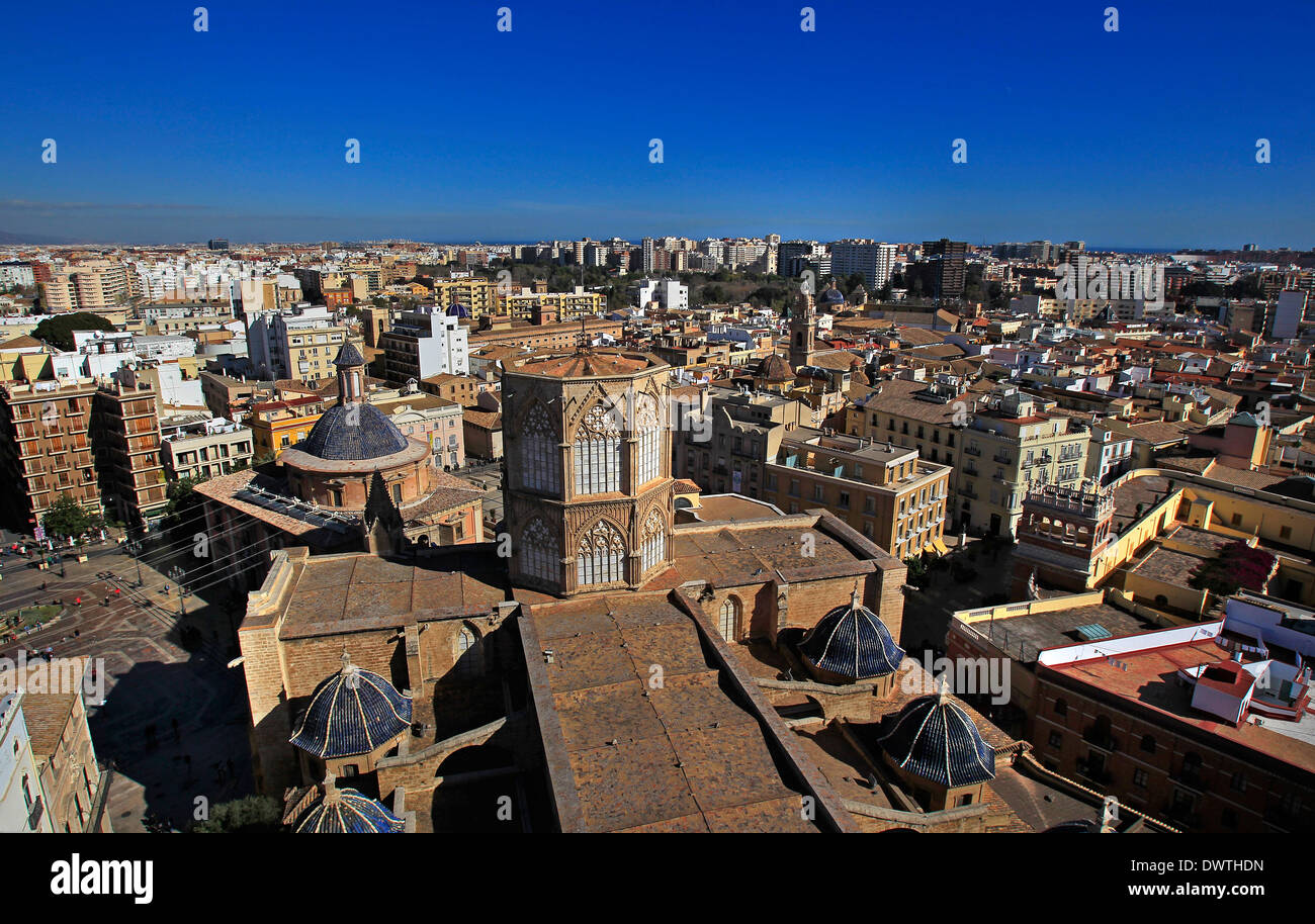 Una vista generale della cattedrale e al di là dalla cima di La Miguelete, la torre della cattedrale di Valencia, Valencia, Spagna Foto Stock