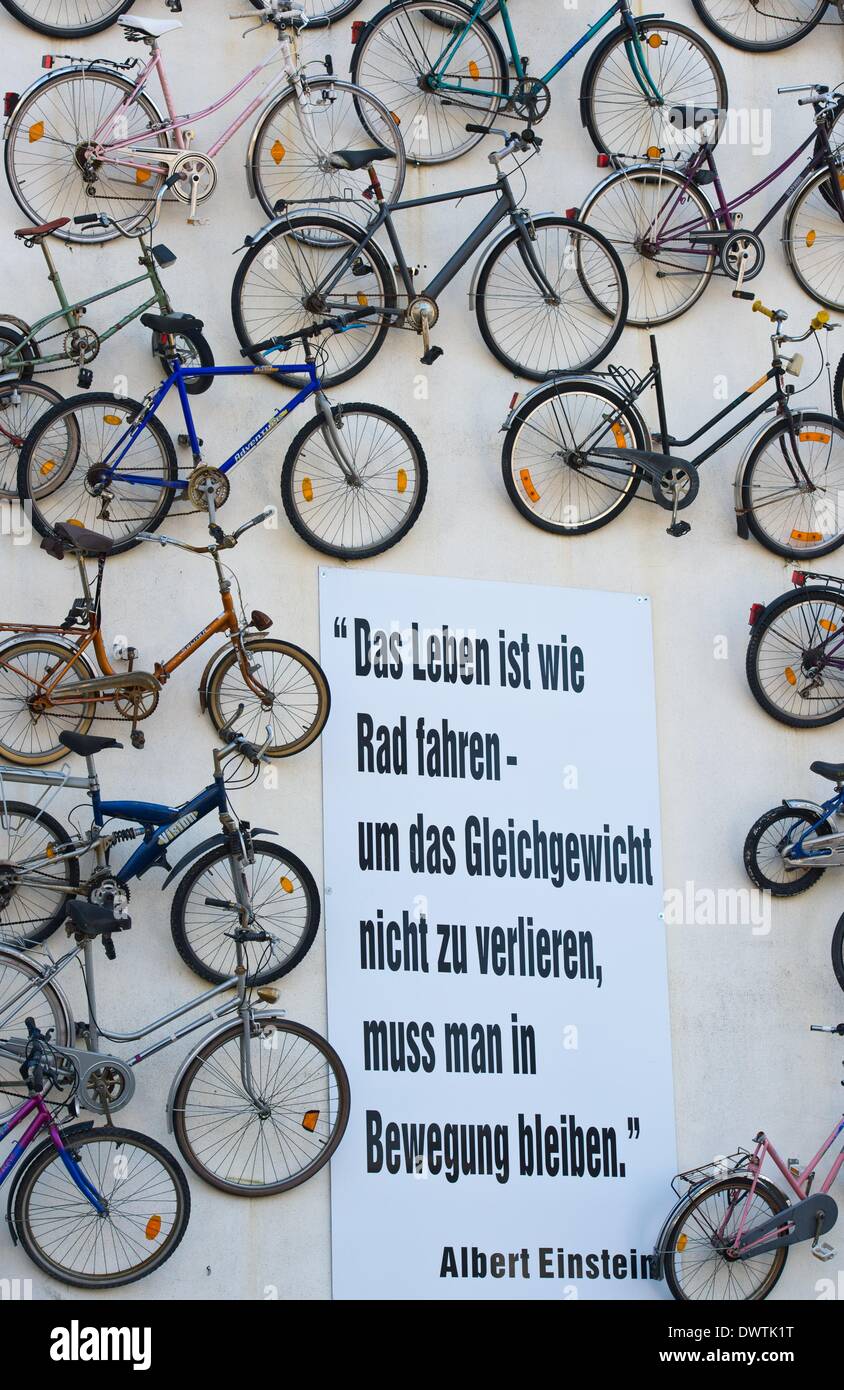 Altlandsberg, Germania. Undicesimo Mar, 2014. La facciata di una casa è  arredata con circa 210 vecchie biciclette e Albert Einstein citazione "La  vita è come andare in bicicletta - Se non volete