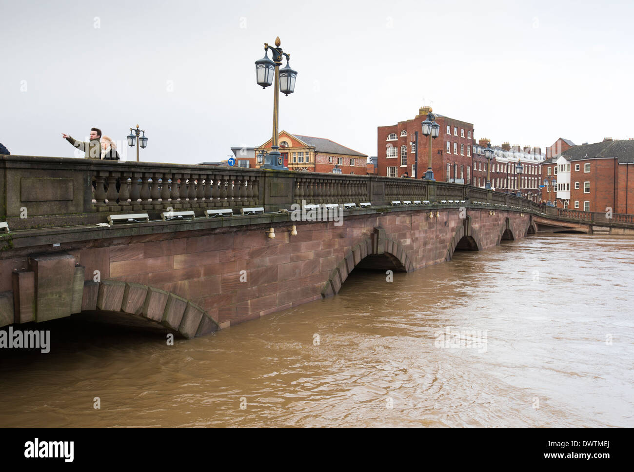 Livello di acqua alta sotto il ponte nel centro di Worcester, Regno Unito, dopo forti piogge hanno provocato gravi inondazioni Foto Stock