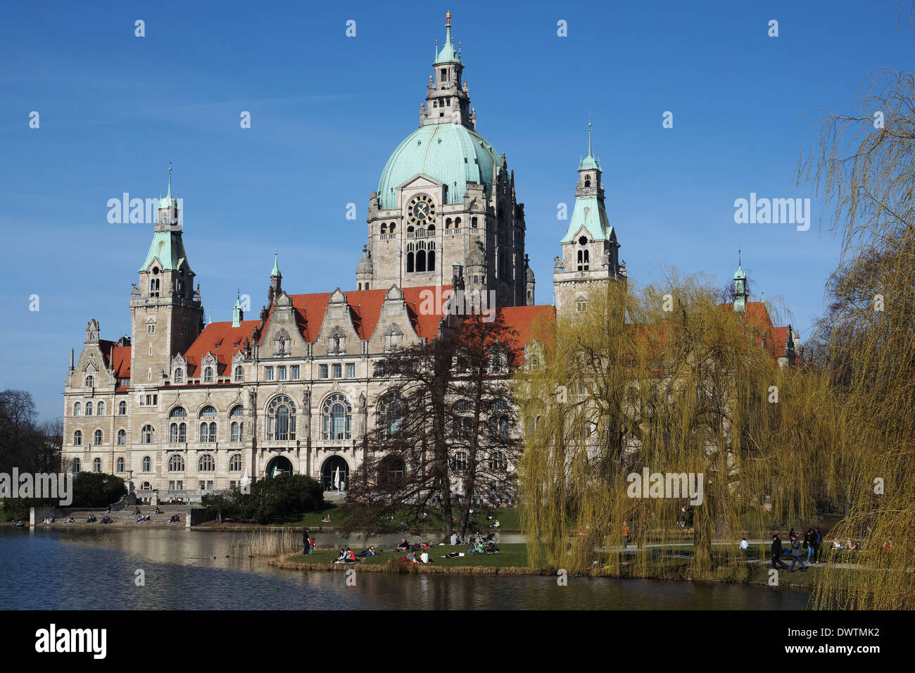 Le persone che si godono i primi caldi giorni di primavera nel Maschpark dietro il Neues Rathaus di Hannover in Germania Foto Stock