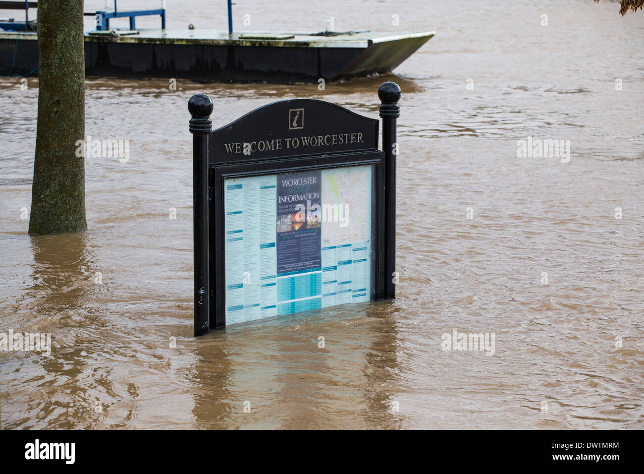 Una informazione turistica segno a Worcester, Regno Unito, sotto l'acqua dopo il fiume Severn scoppiare le sue banche Foto Stock