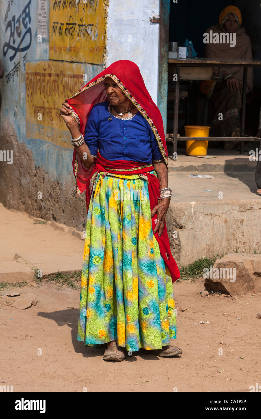 Abhaneri, Rajasthan, India. Donna di mezza età in abiti colorati con sciarpa. Foto Stock