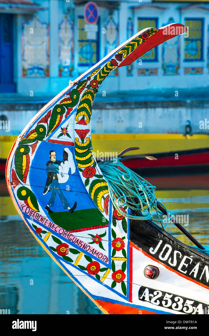 Colorato dipinto a mano prua di una gondola come Moliceiro, Aveiro, Beira, Portogallo Foto Stock