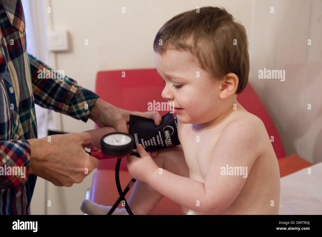 La pressione sanguigna bambino Foto Stock