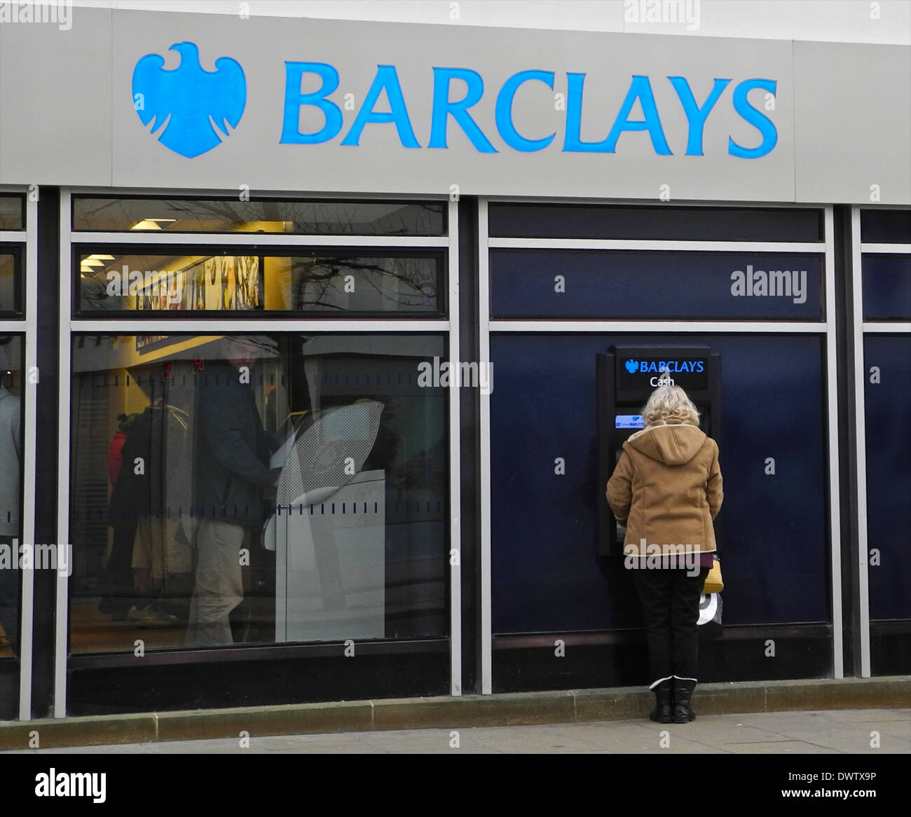 Barclays Bank mostra bancomat e digital signage solo uso editoriale (Questo ramo è in Bognor Regis) Foto Stock