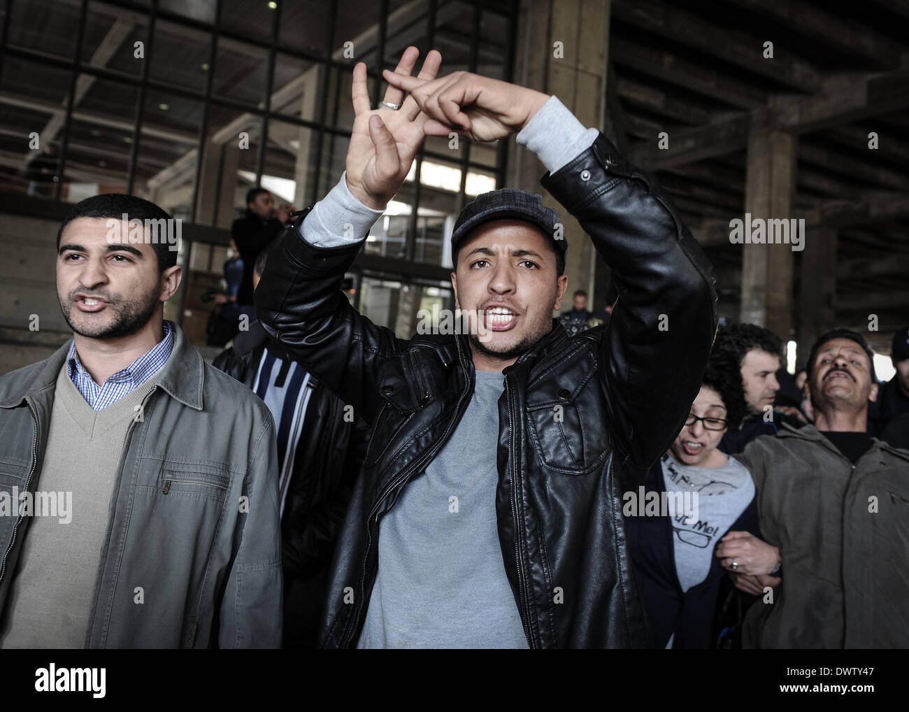 Algeries, Algeria. Xii Mar, 2014. Protester durante una manifestazione contro il Presidente algerino Bouteflika Abdul-Aziz decisione di correre per un quarto termine e di boycot elezioni per il 17 aprile 2014 ad Algeri il 12 marzo 2014. Credito: Kamel Salah/NurPhoto/ZUMAPRESS.com/Alamy Live News Foto Stock