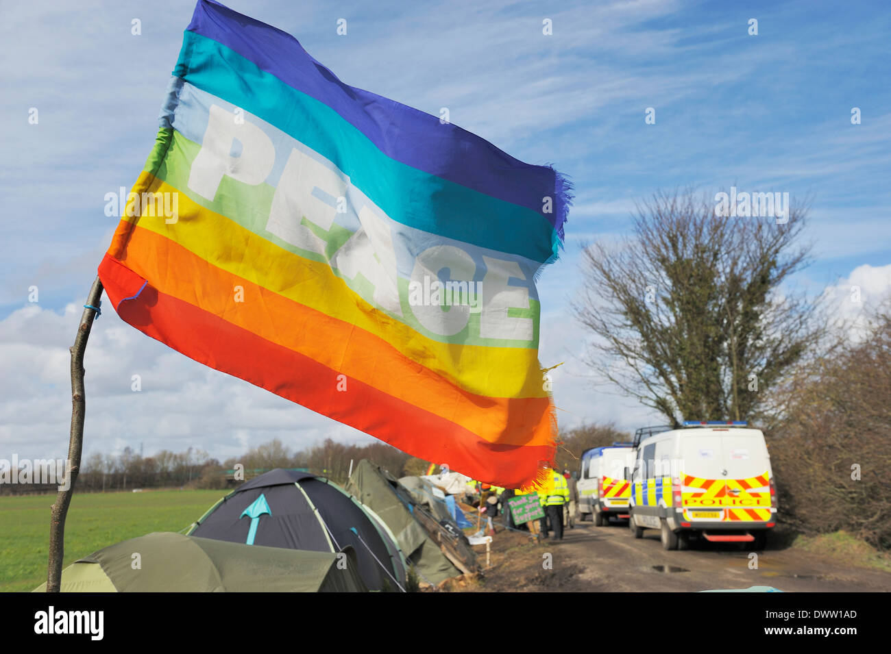 Bandiera della Pace volare a Barton Moss Protection Camp come convoglio di polizia passa Foto Stock