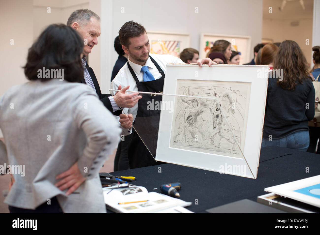Sotheby's New Bond Street, Londra, Regno Unito 13 marzo, 2014. Sotheby's asta di stampe & multipli, vecchio maestro, moderne e contemporanee, London, Regno Unito un curatore prende PABLO PICASSO 1881 - 1973 LE COMBAT DANS L'arène (B. 301; BA. 629) puntasecca, 1937, firmato a matita, numerate 32/50, Montval su cui la carta con il Vollard e Picasso di filigrane fuori del telaio per un collettore per visualizzare. Stimato a £7.000 - 9.000. Credito: Jeff Gilbert/Alamy Live News Foto Stock